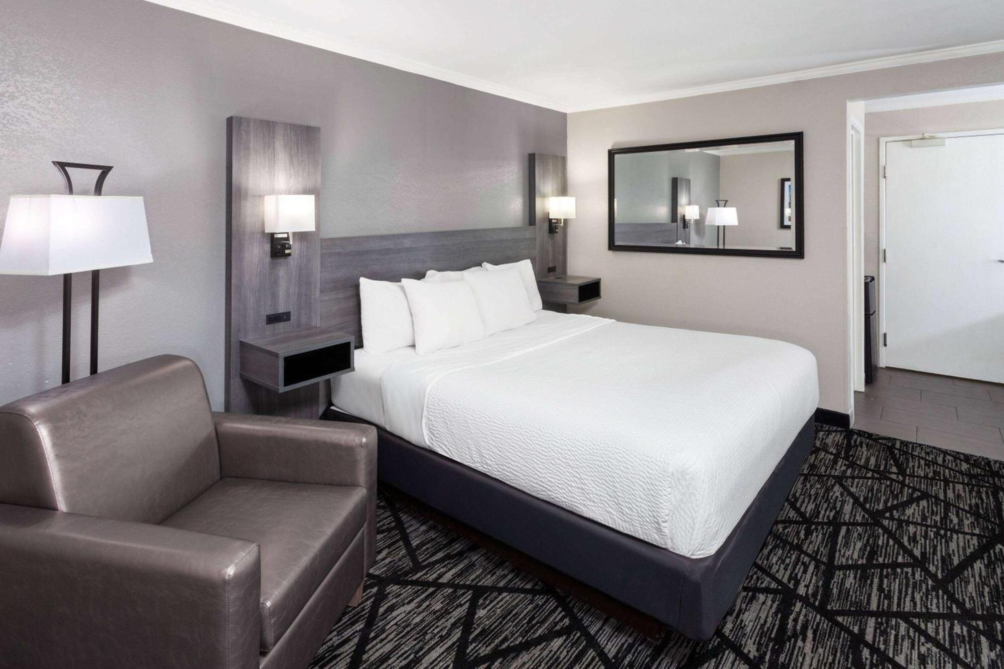 La Quinta Inn By Wyndham Cleveland Independence Exterior photo